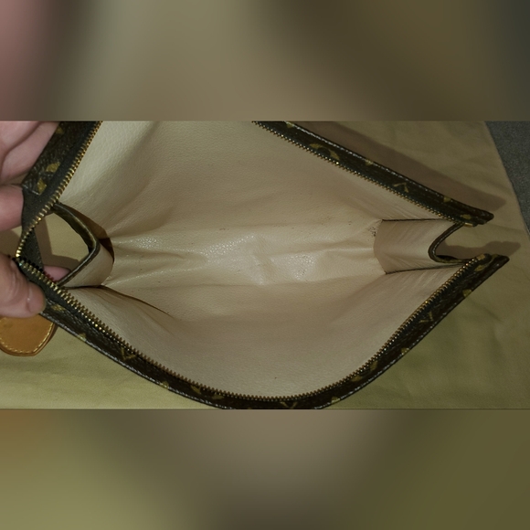 LOUIS VUITTON TOILETRY 26 COSMETIC BAG - Picture 12 of 16